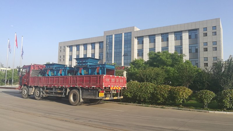 3臺(tái)給煤機(jī)裝車(chē)發(fā)貨