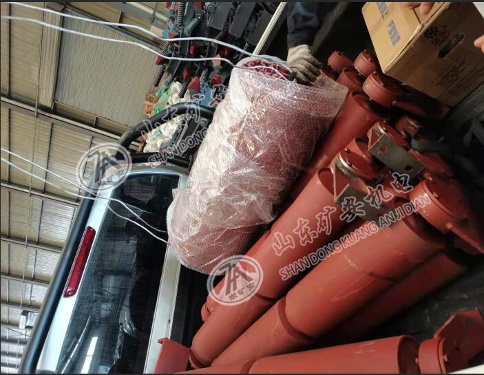 我公司一批給煤機(jī)配件在倉(cāng)庫(kù)裝車發(fā)貨